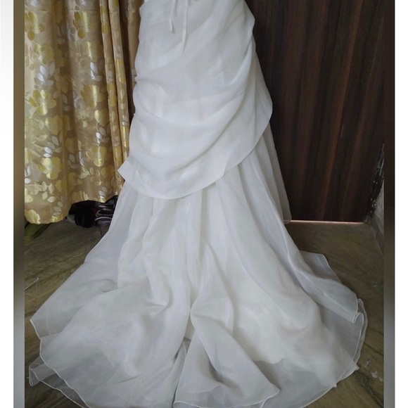 White gown - Picture 3 of 4